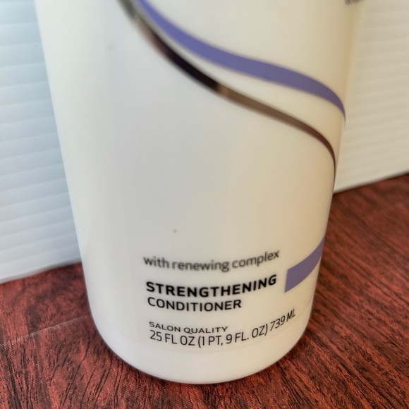 TRESemmé Platinum Strength Shampoo - Picture 2 of 3